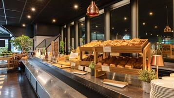 Desayuno buffet (EUR 13.90 por persona)