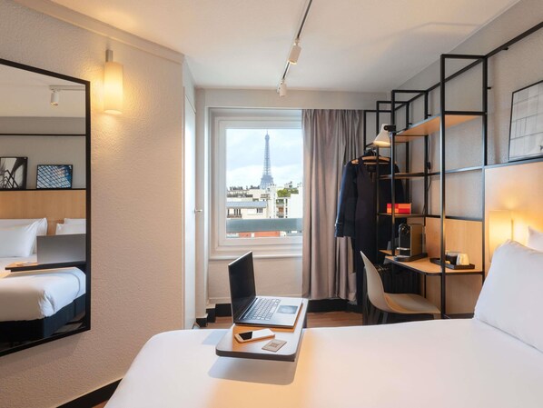 Habitació Comfort, 1 llit doble (Eiffel Tower View) | Roba de llit d'alta qualitat, caixa forta a l'habitació i escriptori 