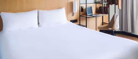 Ropa de cama de alta calidad y caja de seguridad en la habitación