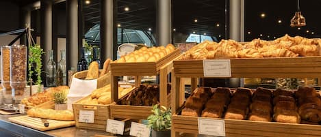 Tägliches Frühstücksbuffet (13.90 EUR pro Person)