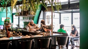 A bar area with a counter, chairs, and hanging plants. - ibis Paris Tour Eiffel Cambronne 15ème (Paris)