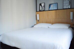 高級寢具、客房內保險箱、書桌、遮光布/窗簾