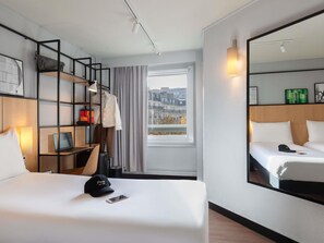 Ropa de cama de alta calidad y caja de seguridad en la habitación 