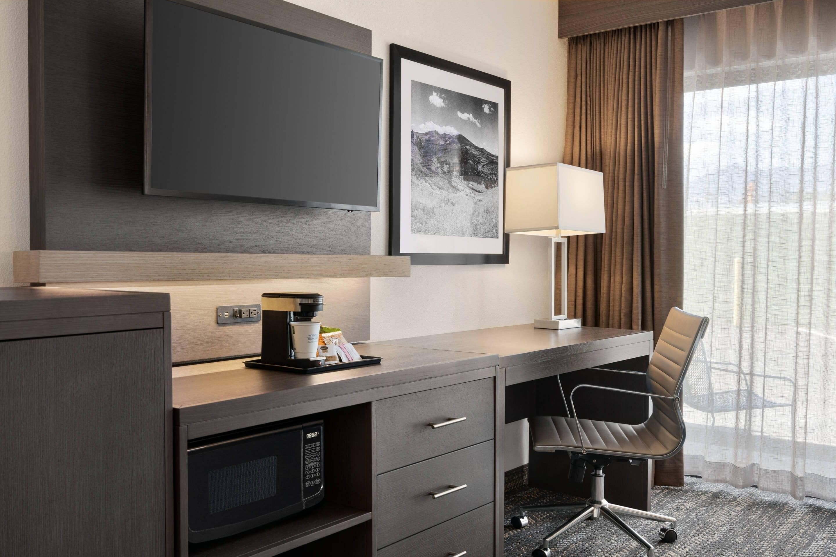 Suite, 1 très grand lit et 1 canapé-lit, non-fumeur | Lit avec matelas à plateau-coussin, coffre-fort