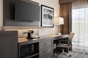 Suíte, 1 cama King e sofá-cama, para não fumantes | Camas com colchões pillow-top, cofres nos quartos