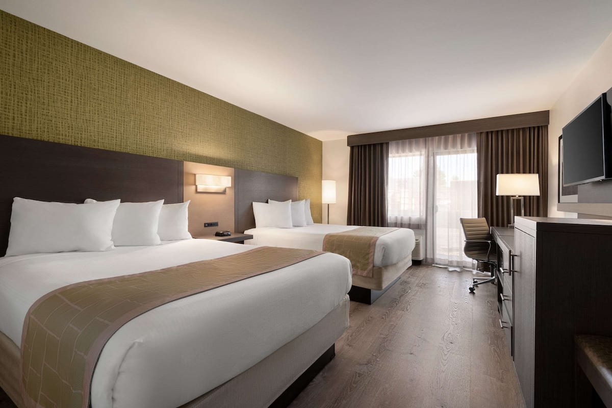 Camas con pillow-top y caja de seguridad en la habitación