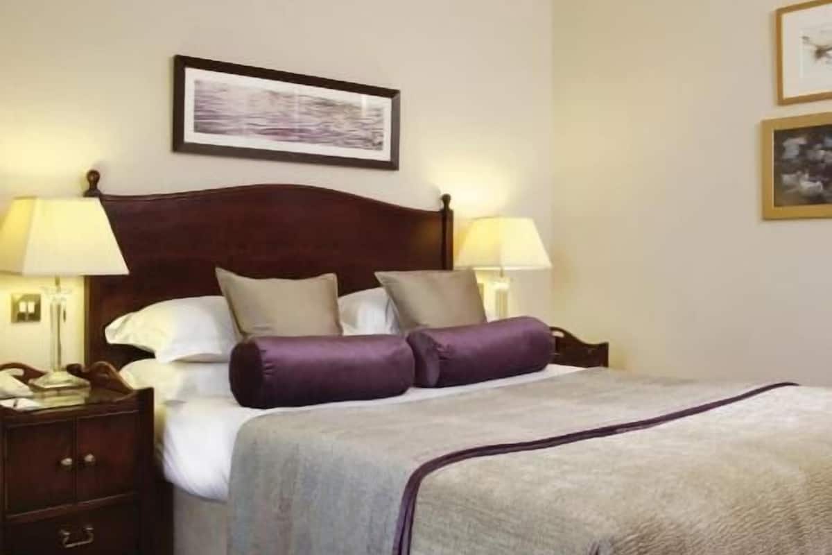 Minibar, in-room safe, desk, iron/ironing board