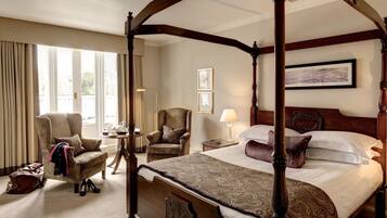 Minibar, in-room safe, desk, iron/ironing board