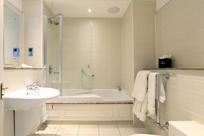 Camera, 1 letto matrimoniale | Bagno | Combinazione doccia/vasca, set di cortesia firmato, asciugacapelli