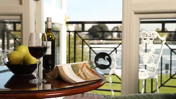 Minibar, caja de seguridad en la habitación y escritorio