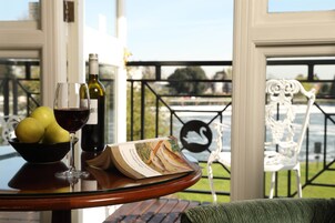 迷你吧、客房内保险箱、办公桌、熨斗/熨衣板