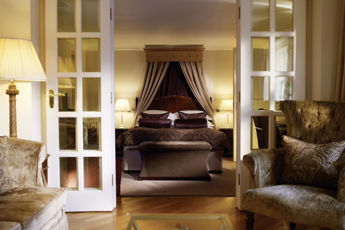 Suite, 1 Double Bed | Minibar, in-room safe, desk, iron/ironing board