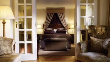 Minibar, in-room safe, desk, iron/ironing board