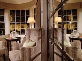 迷你吧、客房内保险箱、办公桌、熨斗/熨衣板