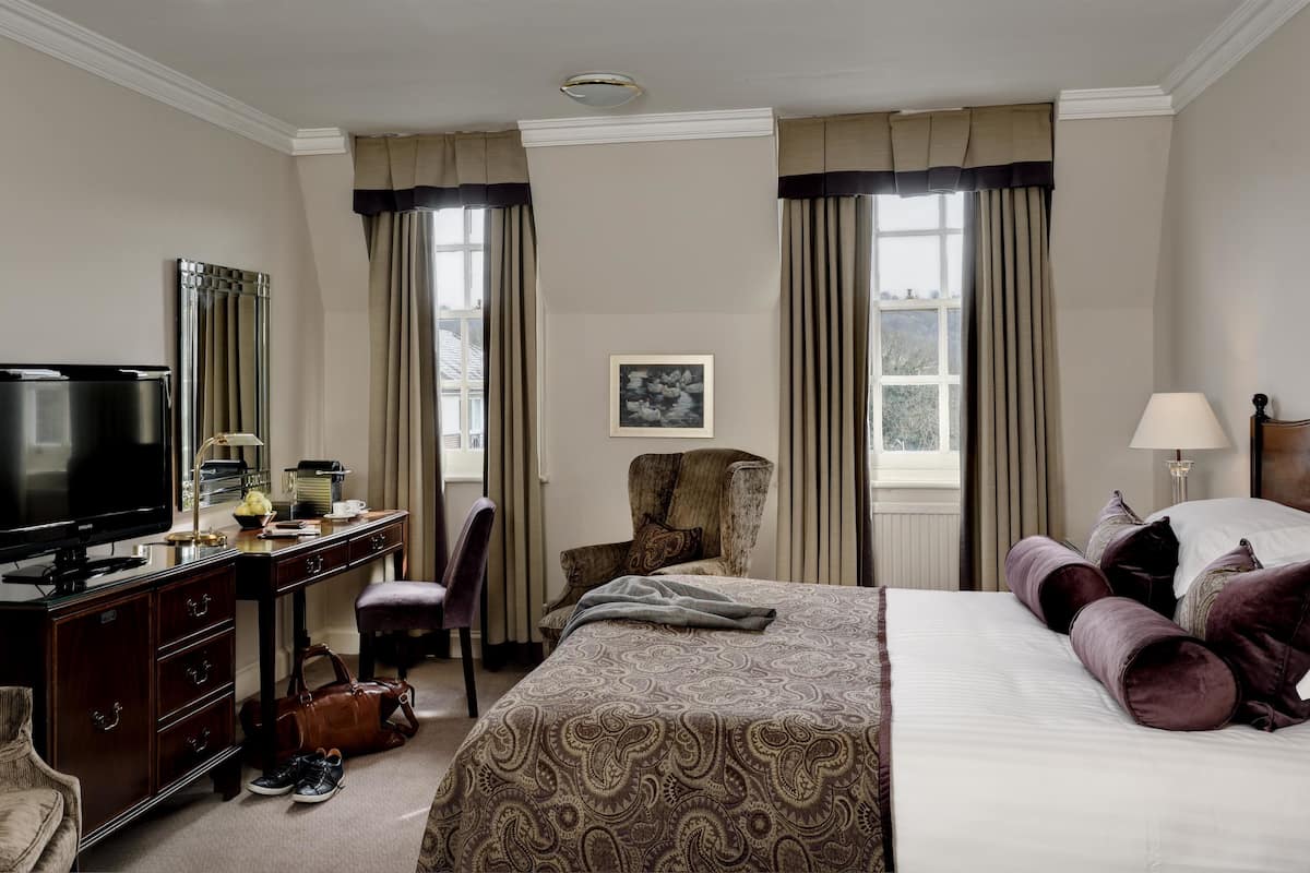 Minibar, in-room safe, desk, iron/ironing board