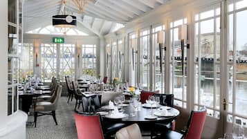 2 restaurantes, se sirven desayunos, comidas, cenas y cocina británica