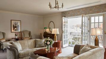 Suite – superior, 1 dobbeltseng | Minibar, safe på rommet, skrivebord og strykejern/-brett