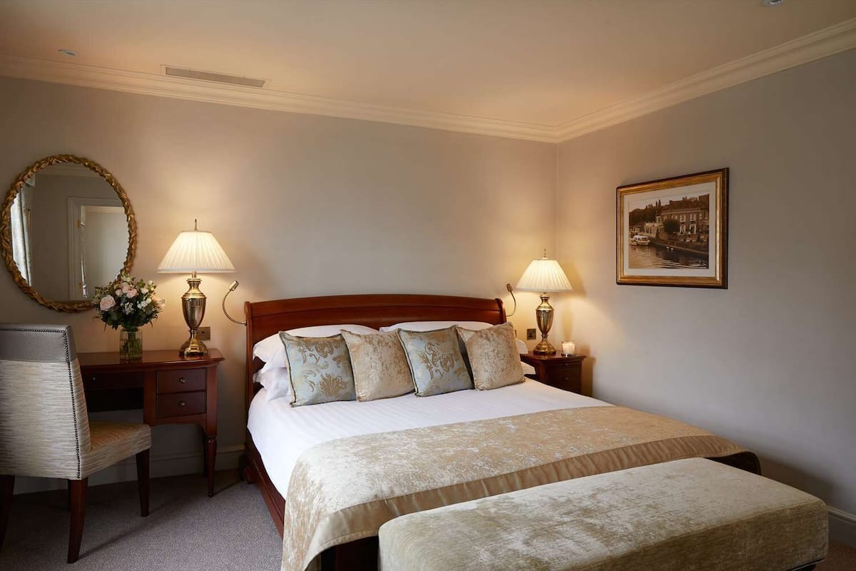 Superior Suite, 1 Double Bed | Minibar, in-room safe, desk, iron/ironing board