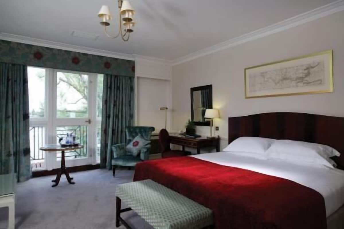Minibar, in-room safe, desk, iron/ironing board