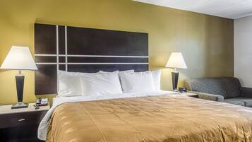 Een bureau, een strijkplank/strijkijzer, gratis wifi, beddengoed