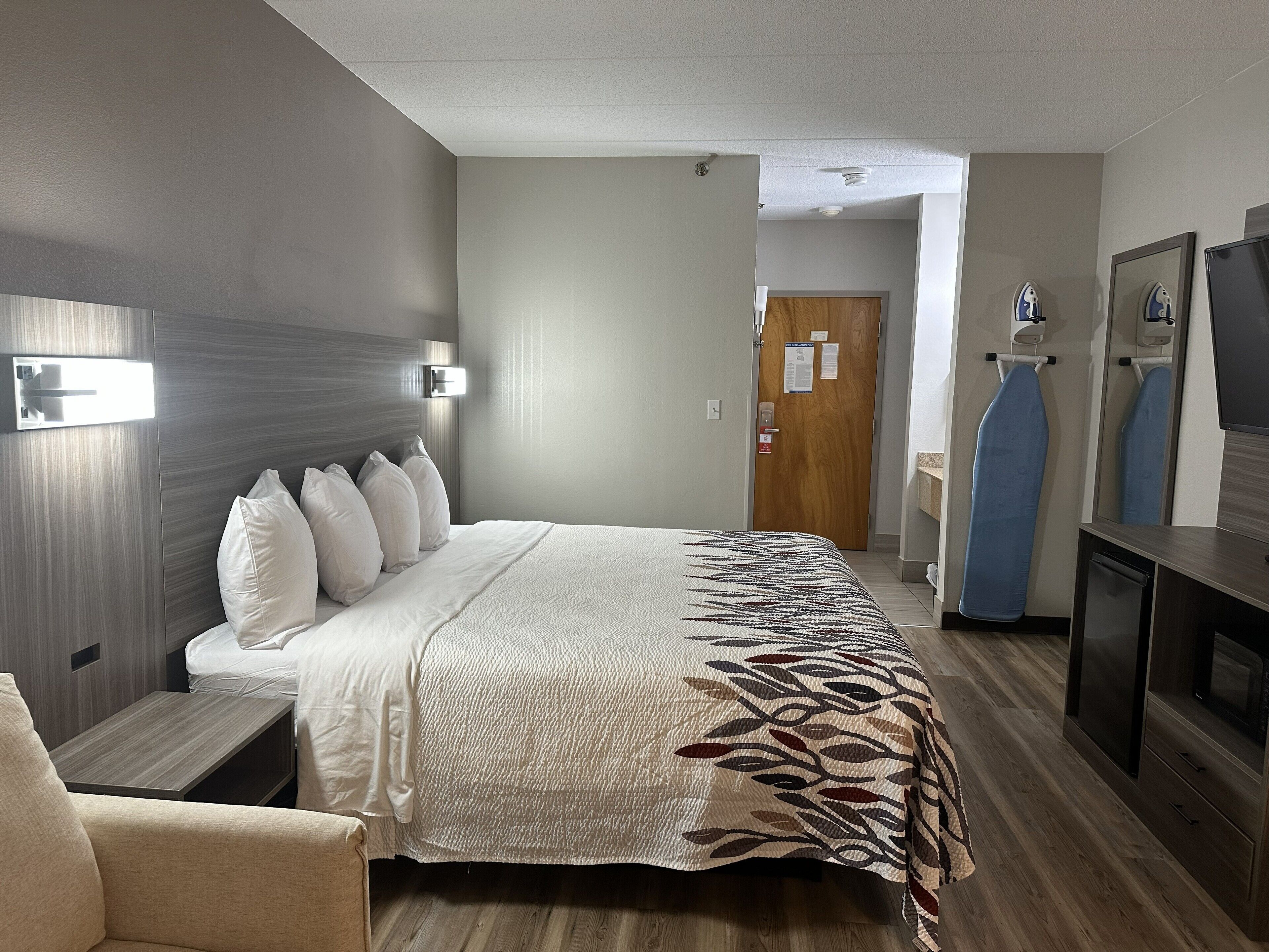 套房, 1 张特大床, 无烟房 | 办公桌、熨斗/熨衣板、免费 WiFi、床单