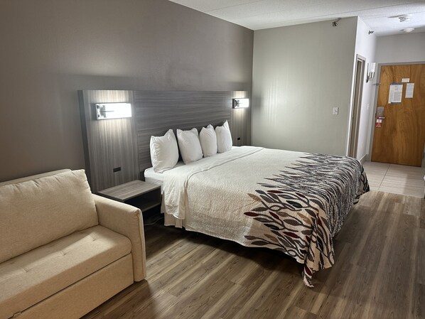 Sviitti, 1 suuri parisänky, tupakointi kielletty | Työpöytä, silitysrauta/-lauta, ilmainen Wi-Fi, vuodevaatteet