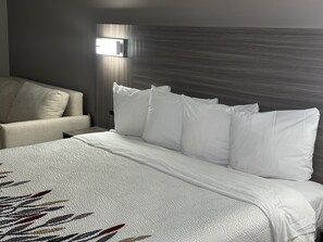 Desk, iron/ironing board, free WiFi, bed sheets - Red Roof Inn & Suites Middleborough (Middleborough)