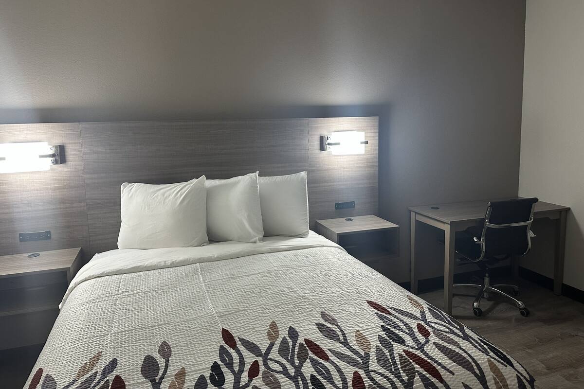 Escritorio, tabla de planchar con plancha, wifi gratis y ropa de cama 