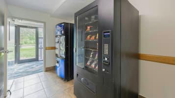 Máquina automática com variedade de lanches e interface de botões.