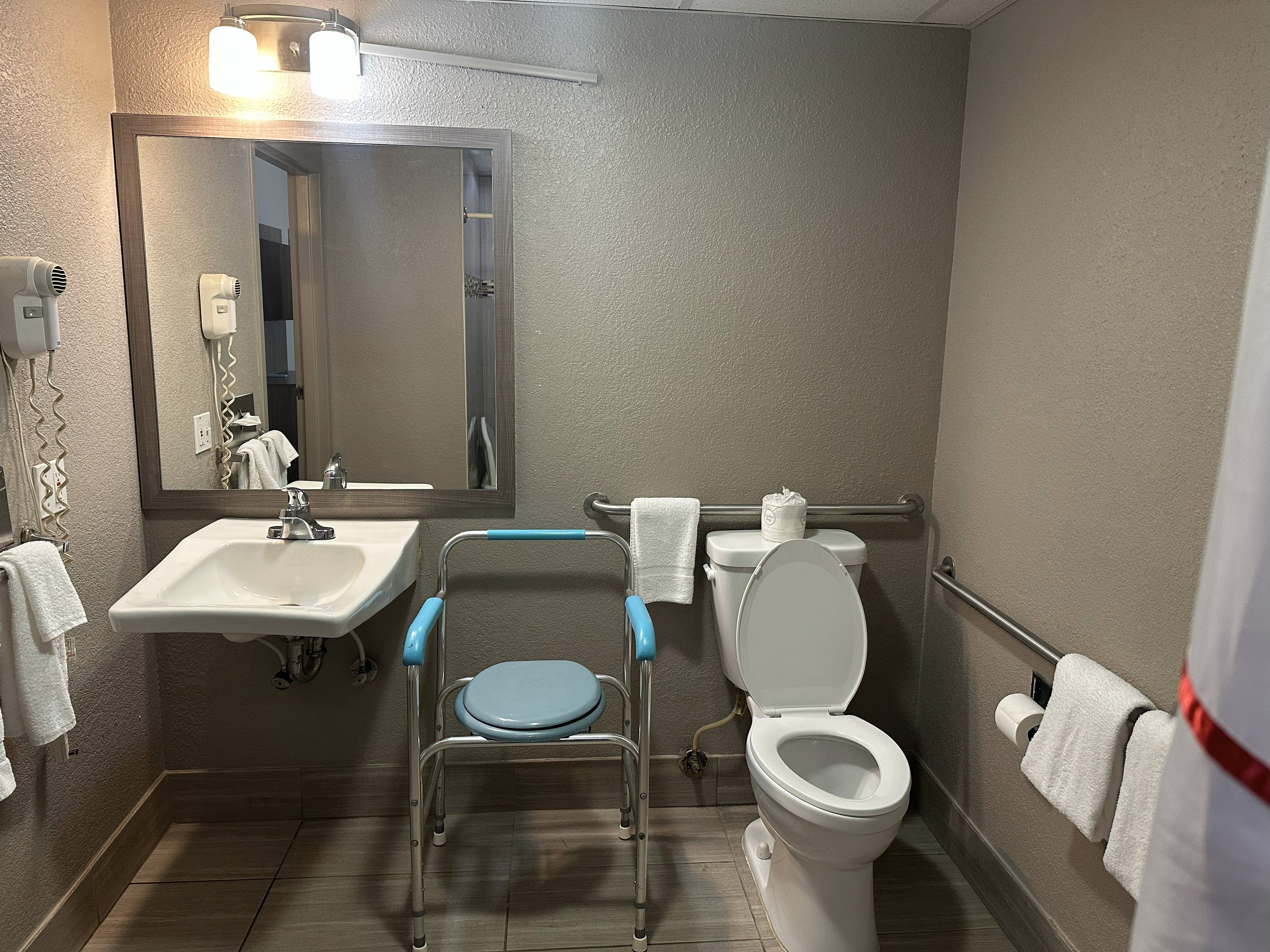 Chambre supérieure, 1 grand lit, accessible aux personnes à mobilité réduite (Roll-In Shower) | Salle de bain | Articles de toilette (gratuits), séchoir à cheveux, serviettes fournies
