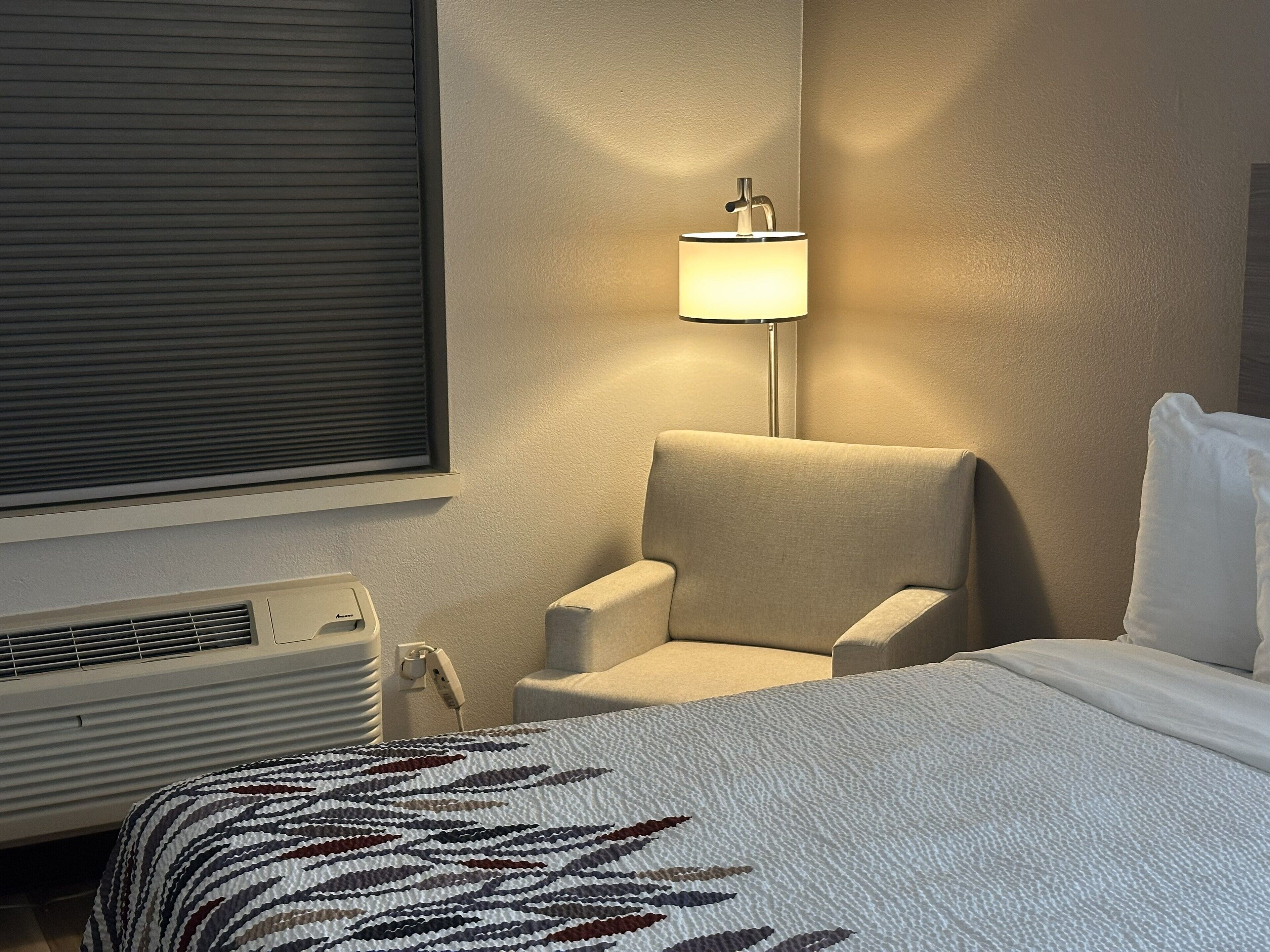 高级房, 1 张大床, 无障碍, 无烟房 (Roll-In Shower) | 办公桌、熨斗/熨衣板、免费 WiFi、床单