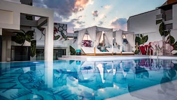 Una piscina al aire libre de temporada