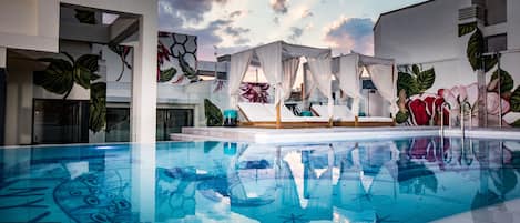 Una piscina al aire libre de temporada