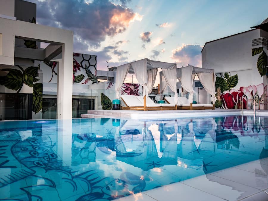 Een seizoensgebonden buitenzwembad