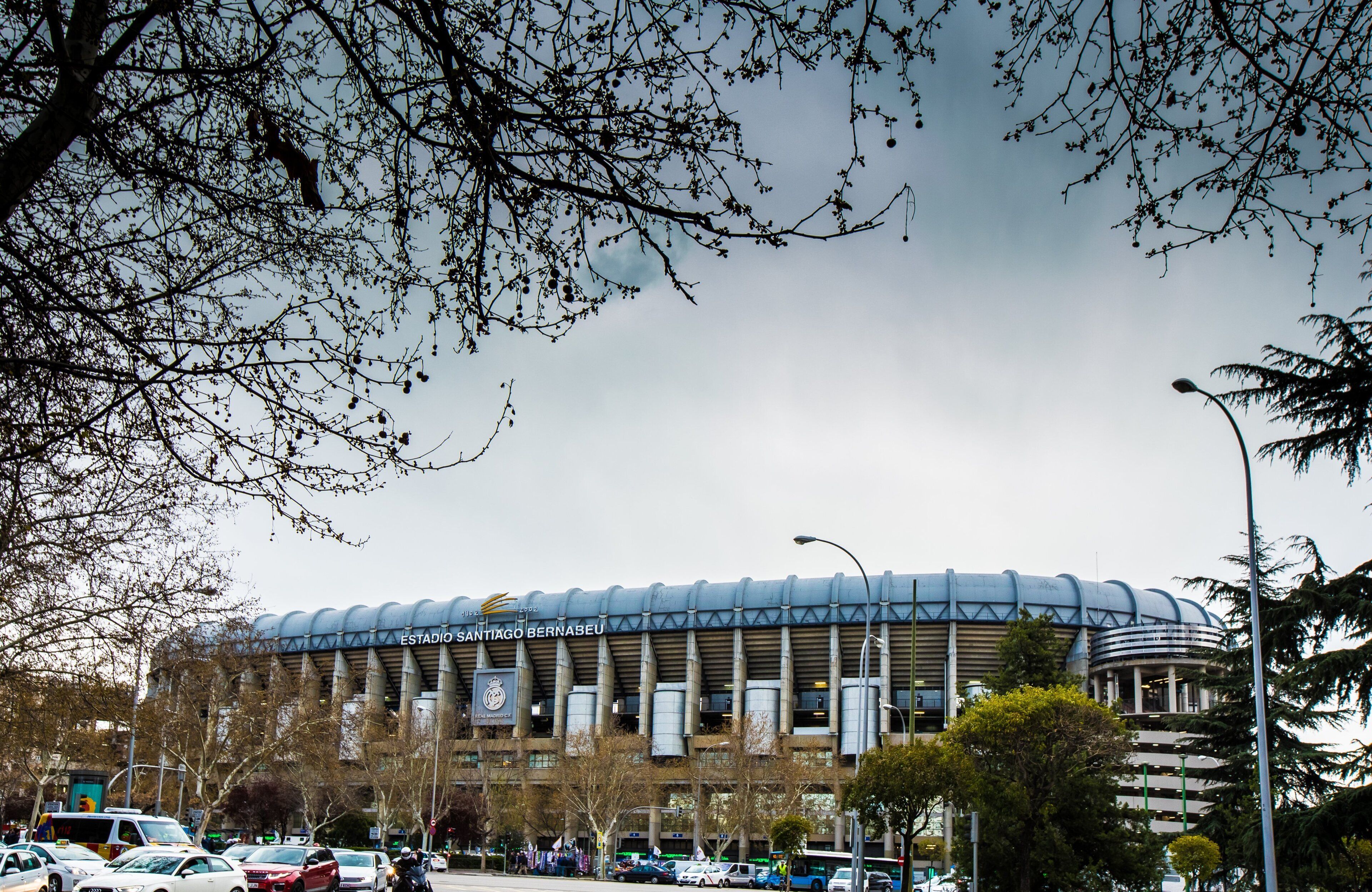 Ein Stadion mit einem markanten, gewölbten Dach und mehreren Sitzebenen.