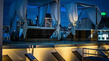 Una piscina al aire libre de temporada