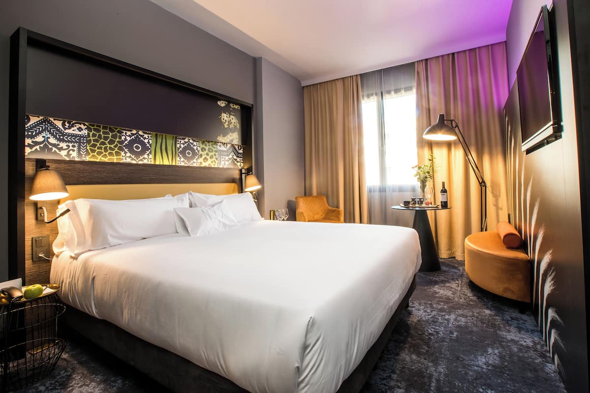 Habitación Confort | Minibar, caja de seguridad en la habitación y escritorio