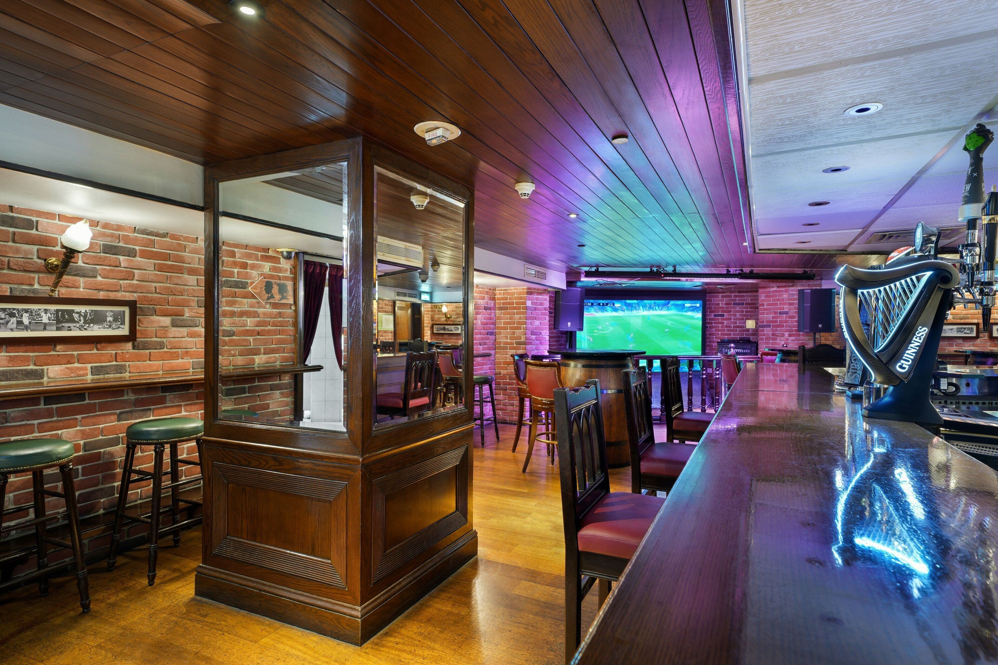 5 restaurants, breakfast, lunch, dinner served; international cuisine