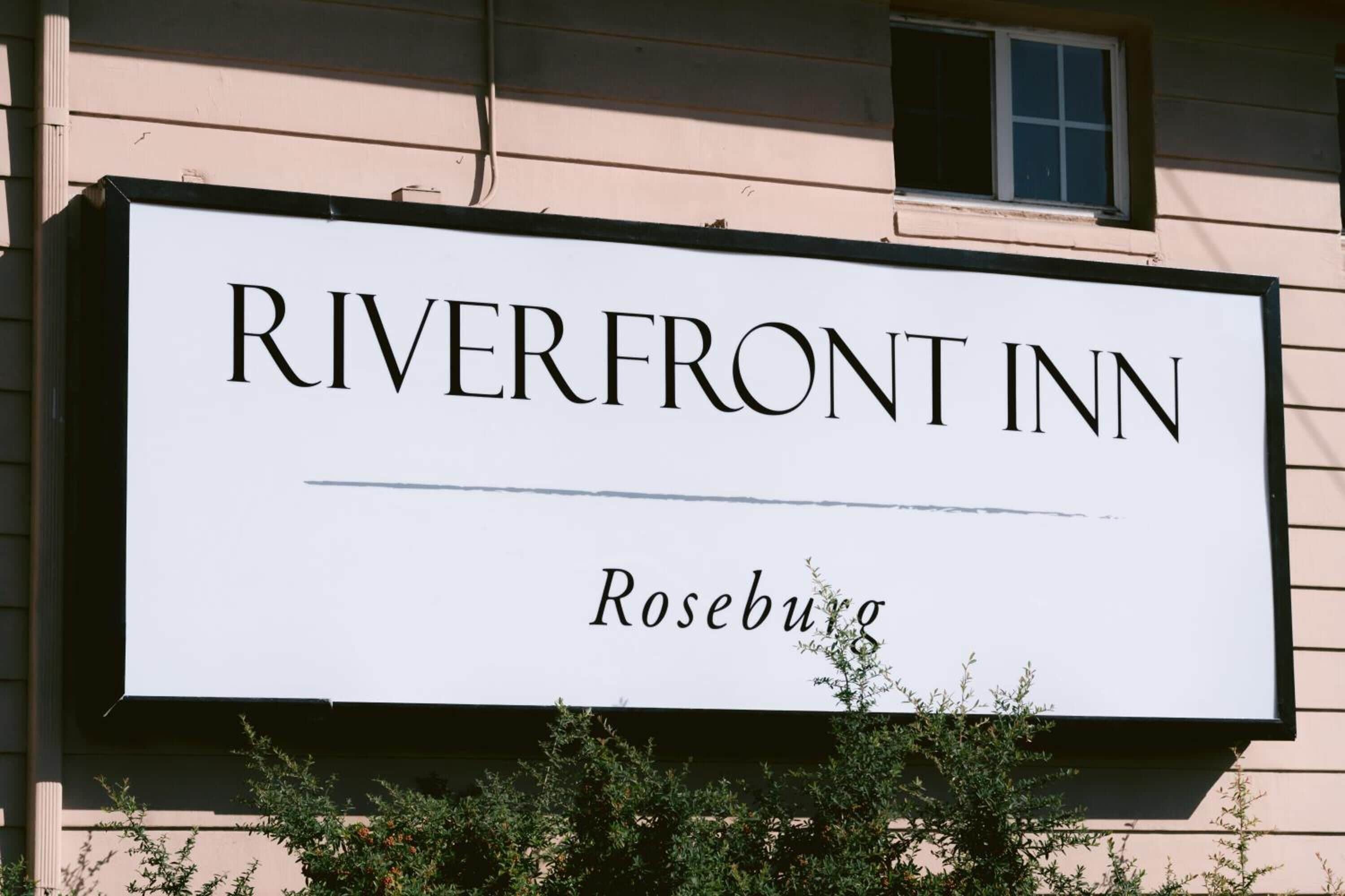 A sign for Riverfront Inn in Roseburg.