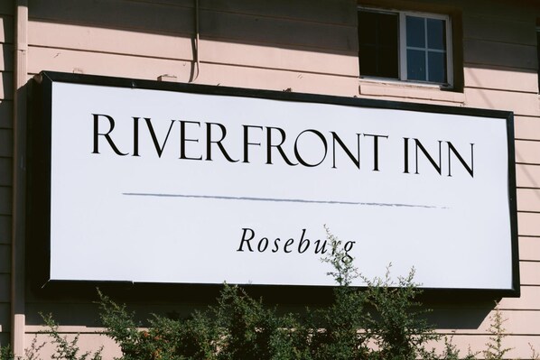 A sign for Riverfront Inn in Roseburg.