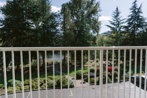 Balcony - Riverfront Inn Roseburg (Roseburg)
