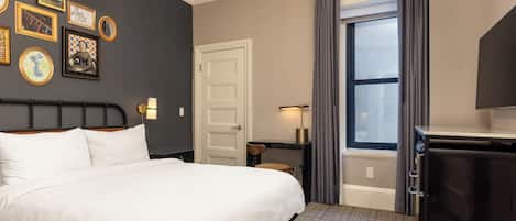 Cofres nos quartos, cortinas blackout, ferros/tábuas de passar roupa