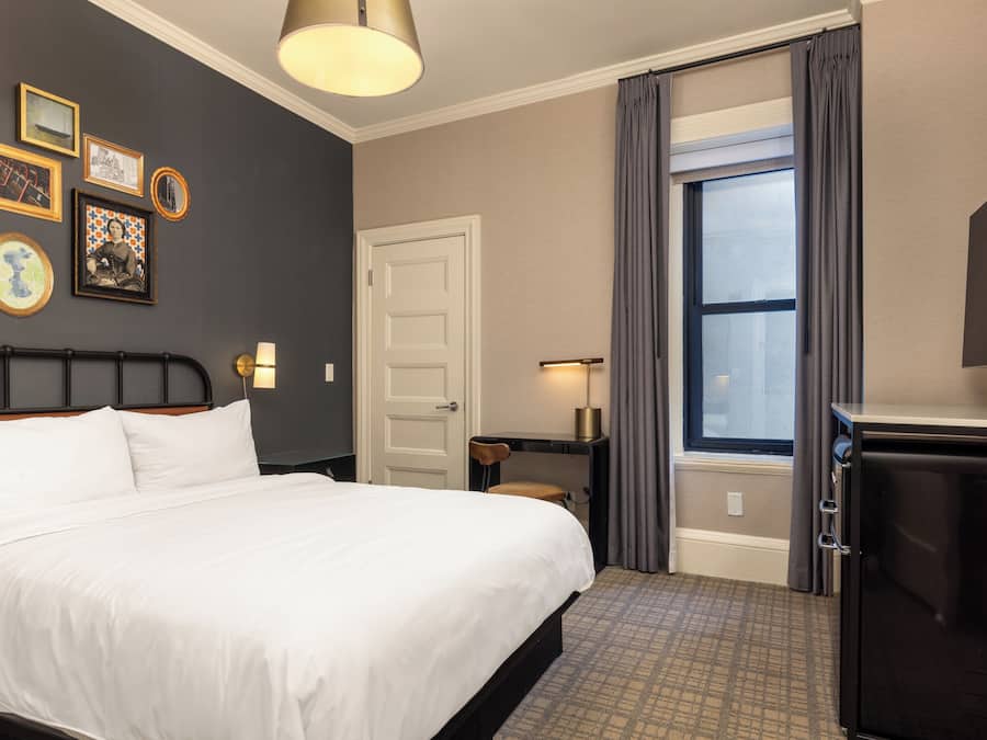 Caja de seguridad en la habitación y cortinas blackout