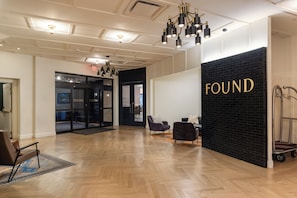 Coin salon dans le hall