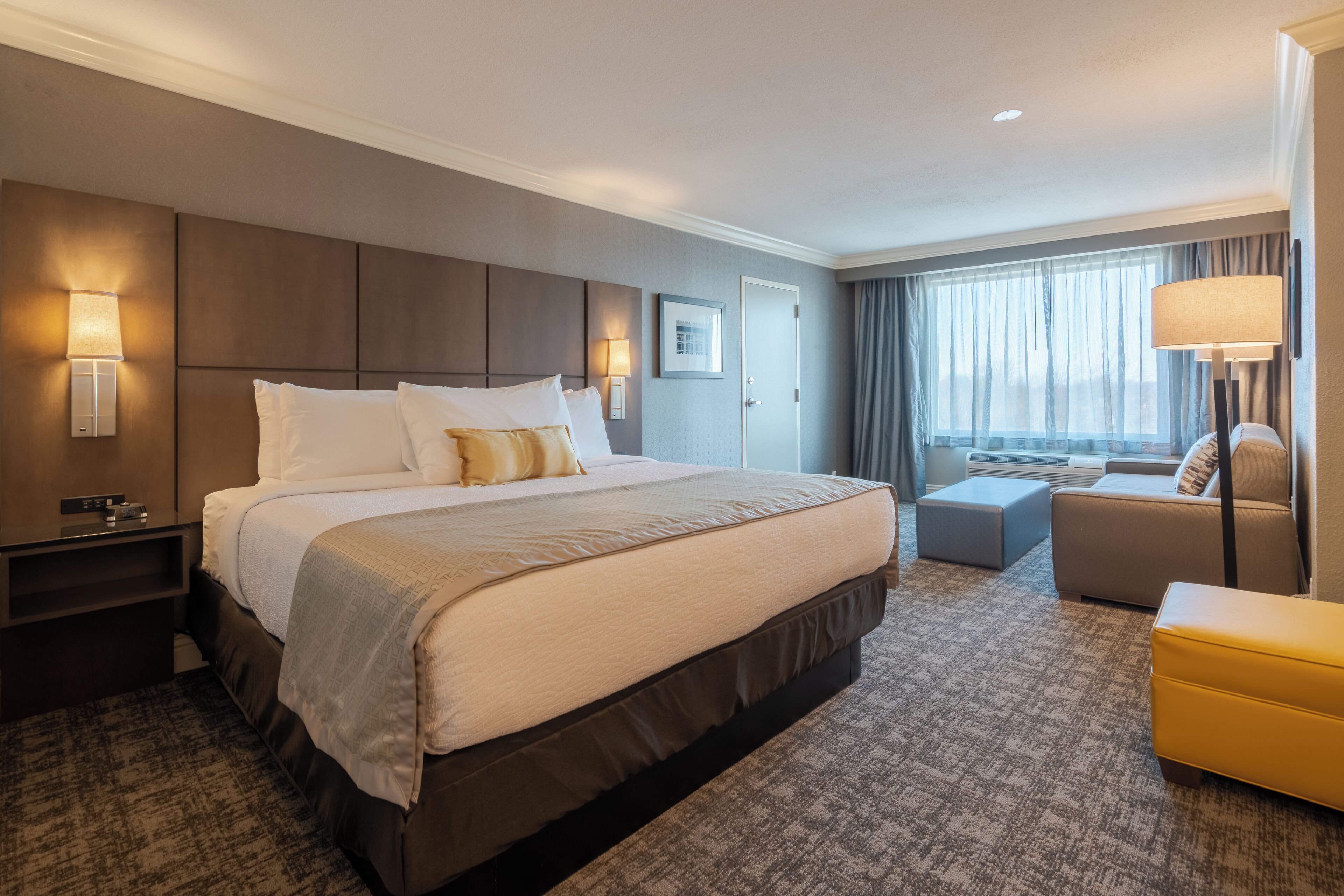 Bureau, espace de travail pour ordinateur portable, rideaux occultants