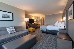 Chambre Deluxe, 1 très grand lit et 1 canapé-lit, non-fumeur, four à micro-ondes | Bureau, espace de travail pour ordinateurs portables