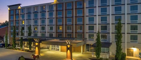 Un hotel de varios pisos con un letrero que dice 'Cottonwood Airport & Expo'.