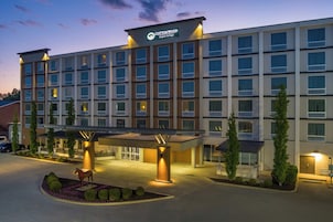 Un hotel de varios pisos con un letrero que dice 'Cottonwood Airport & Expo'.