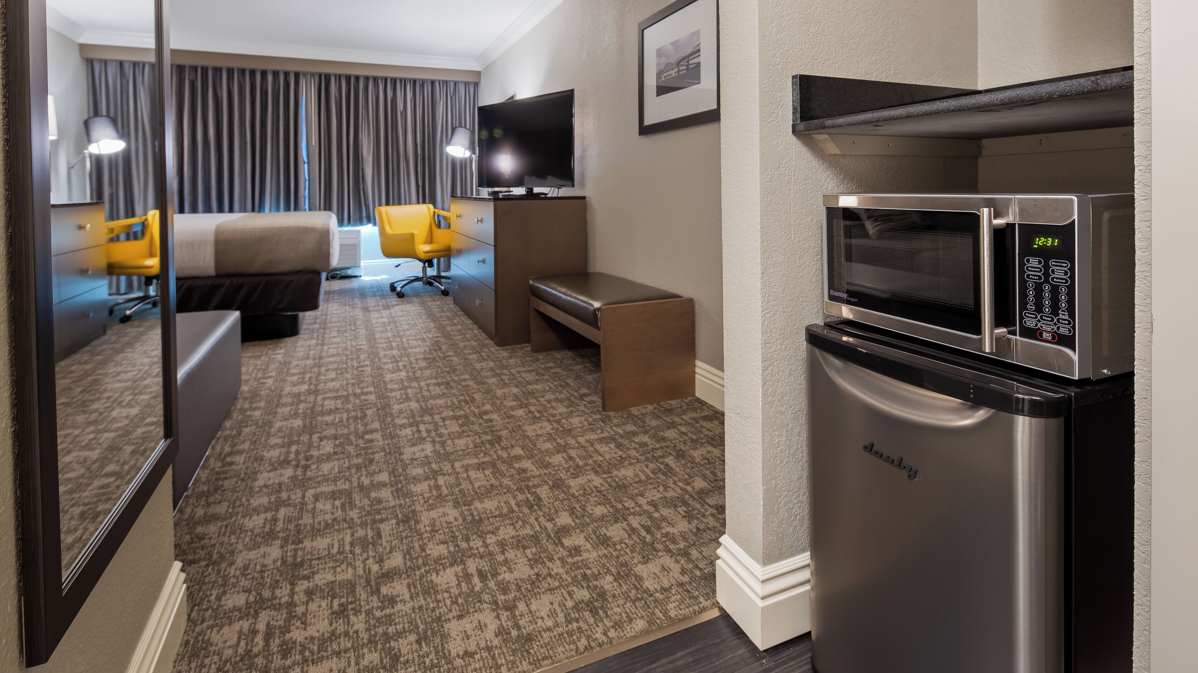 ห้องดีลักซ์, เตียงคิงไซส์ 1 เตียง และโซฟาเบด, ปลอดบุหรี่, ไมโครเวฟ | โต๊ะทำงาน, พื้นที่ทำงานแบบใช้แล็ปท็อป, ผ้าม่านกันแสง, ห้องเก็บเสียง