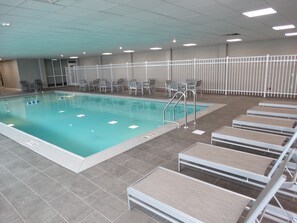 Innenpool, geöffnet von 07:00 Uhr bis 23:00 Uhr, Liegestühle